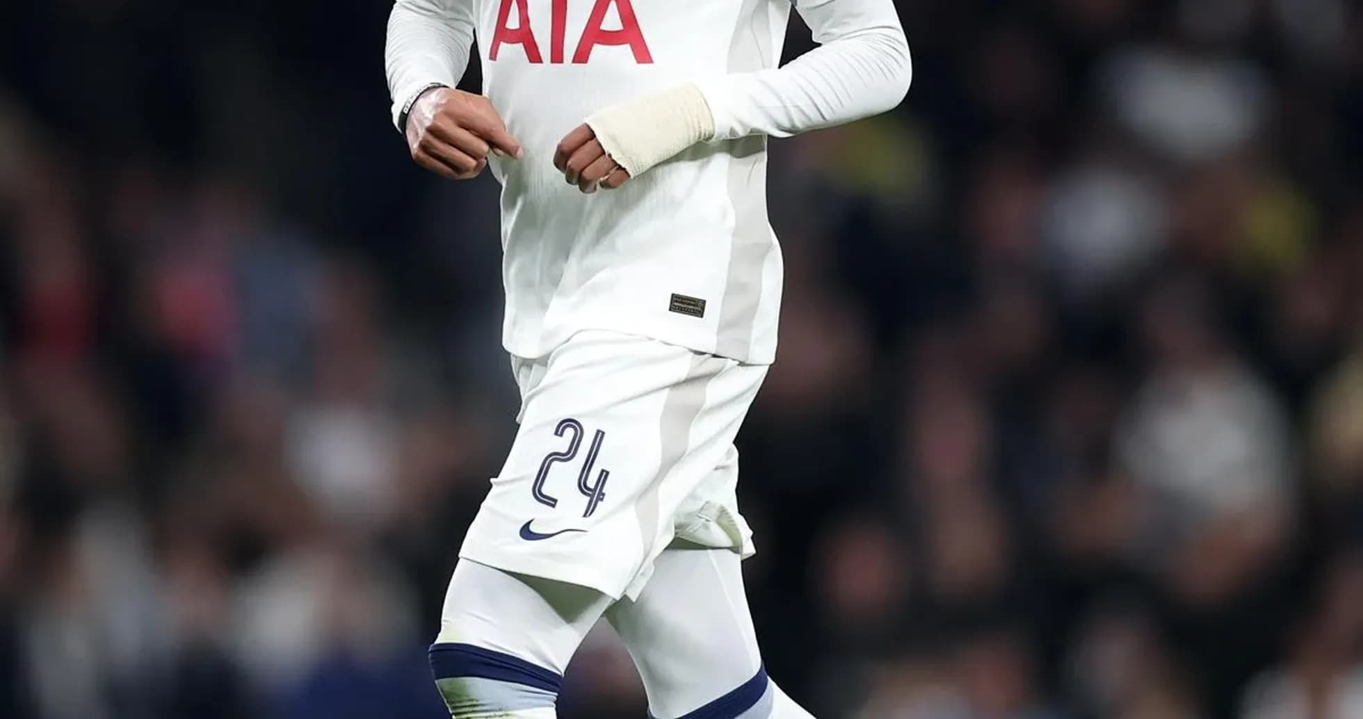 Jugador de Tottenham corriendo con el balón en campo Jugador de Tottenham corriendo con el balón en campo