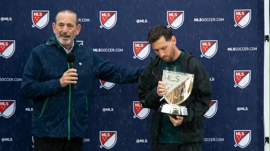 Jugador sosteniendo trofeo MLS en conferencia de prensa Jugador sosteniendo trofeo MLS en conferencia de prensa