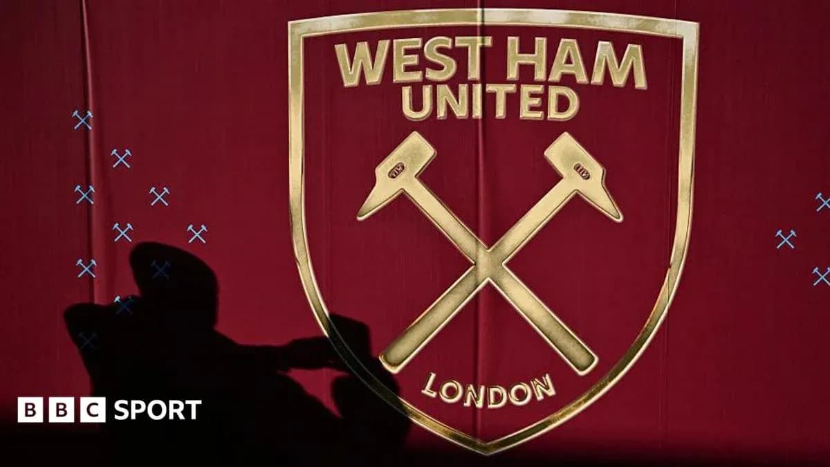 Escudo de West Ham United sobre fondo rojo Escudo de West Ham United sobre fondo rojo