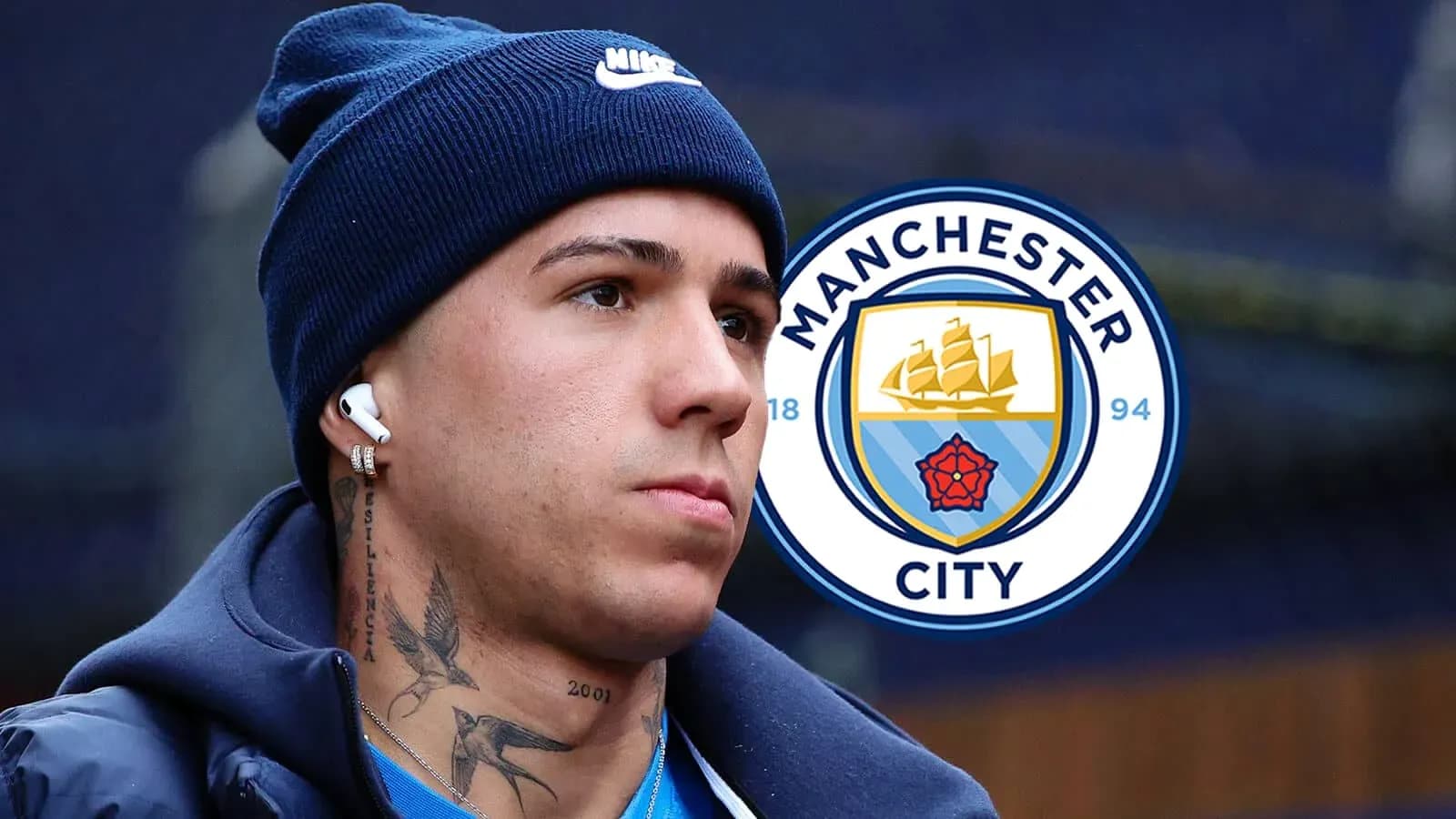 Jugador de Manchester City con auriculares y gorro Jugador de Manchester City con auriculares y gorro