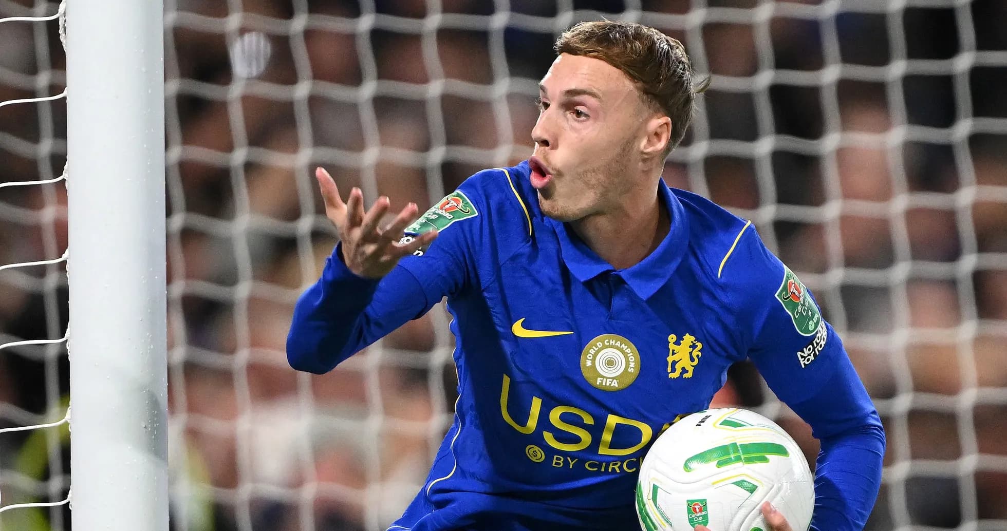 Jugador de Chelsea sosteniendo el balón en el campo Jugador de Chelsea sosteniendo el balón en el campo