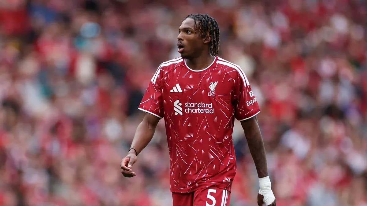Jugador de Liverpool en el campo durante un partido Jugador de Liverpool en el campo durante un partido
