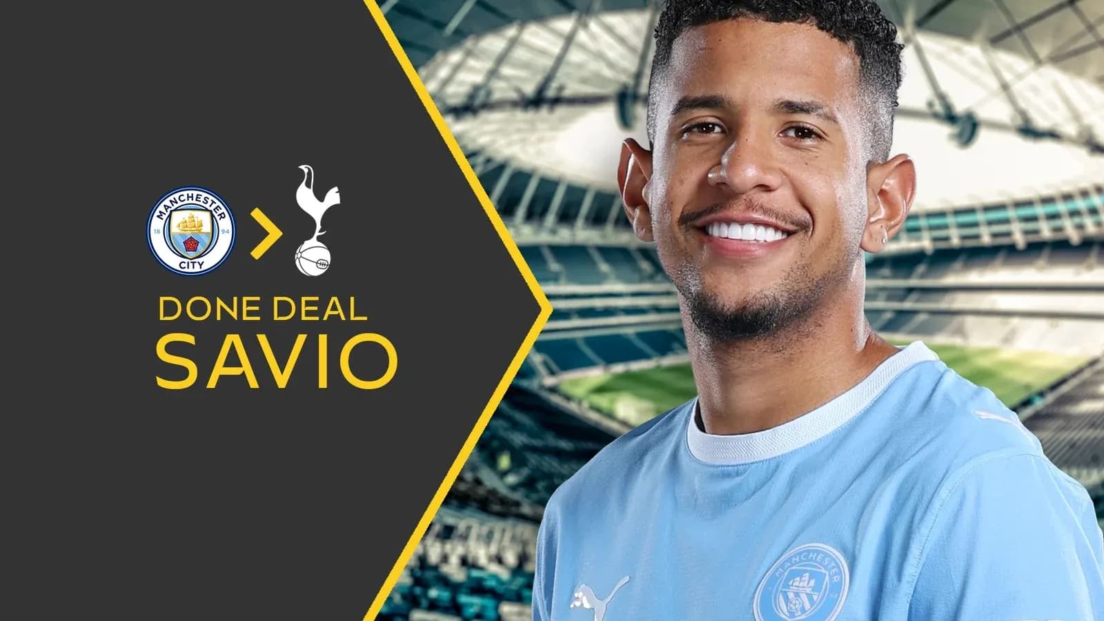 Savio sonriente en camiseta de Manchester City Savio sonriente en camiseta de Manchester City