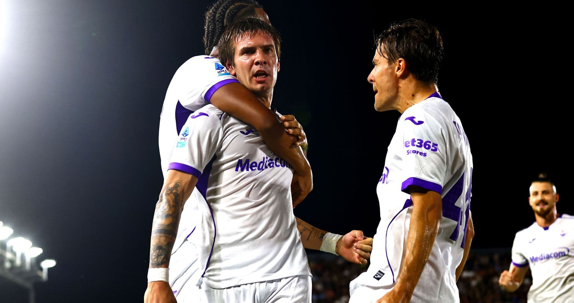 Jugadores de la Fiorentina celebrando un gol juntos Jugadores de la Fiorentina celebrando un gol juntos
