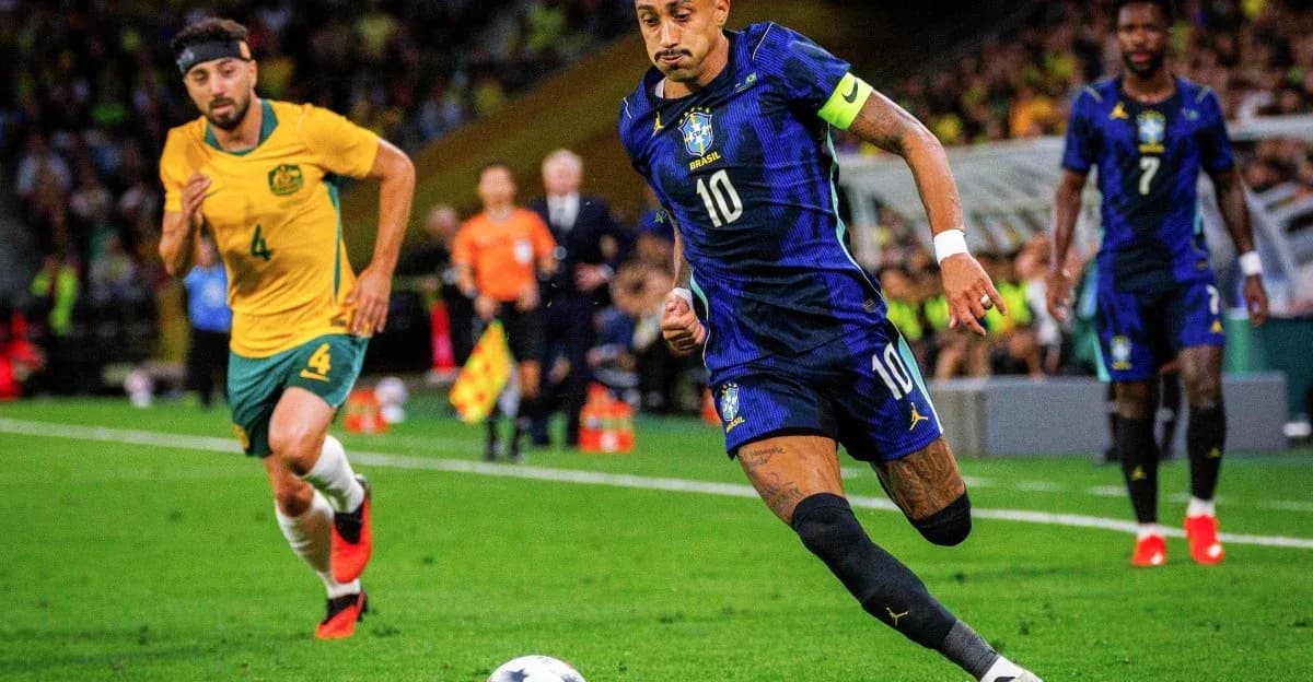 Jugador de Brasil avanzando con el balón durante el partido Jugador de Brasil avanzando con el balón durante el partido