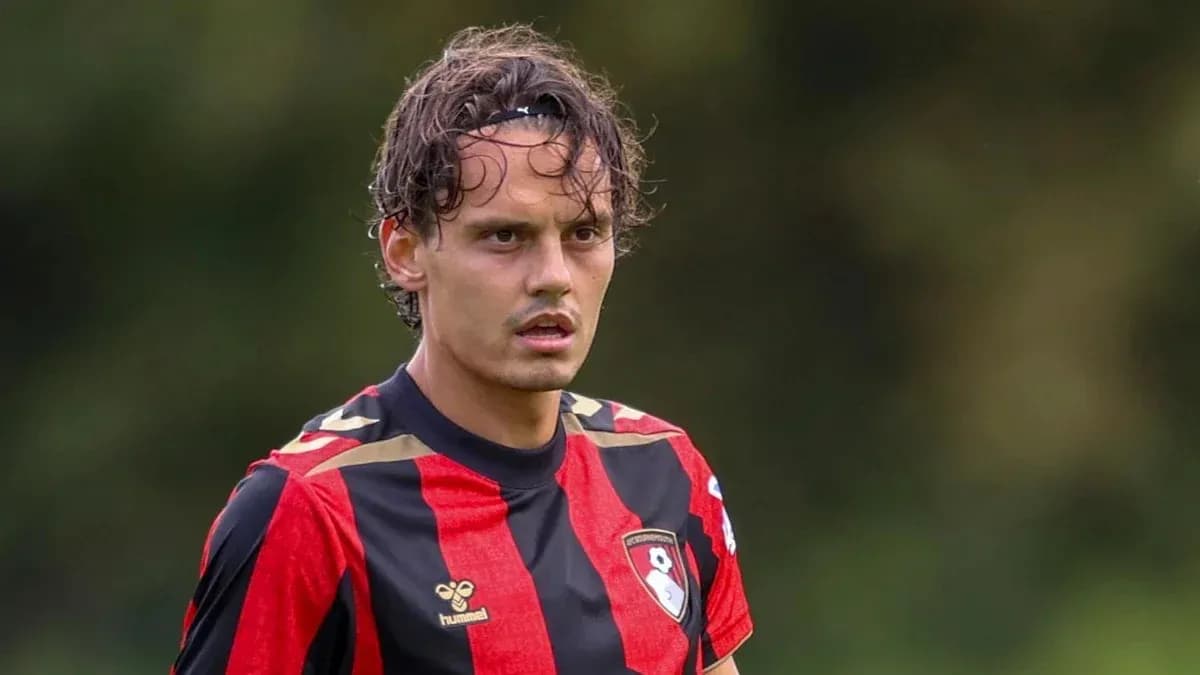 Jugador de Bournemouth en uniforme rojo y negro Jugador de Bournemouth en uniforme rojo y negro