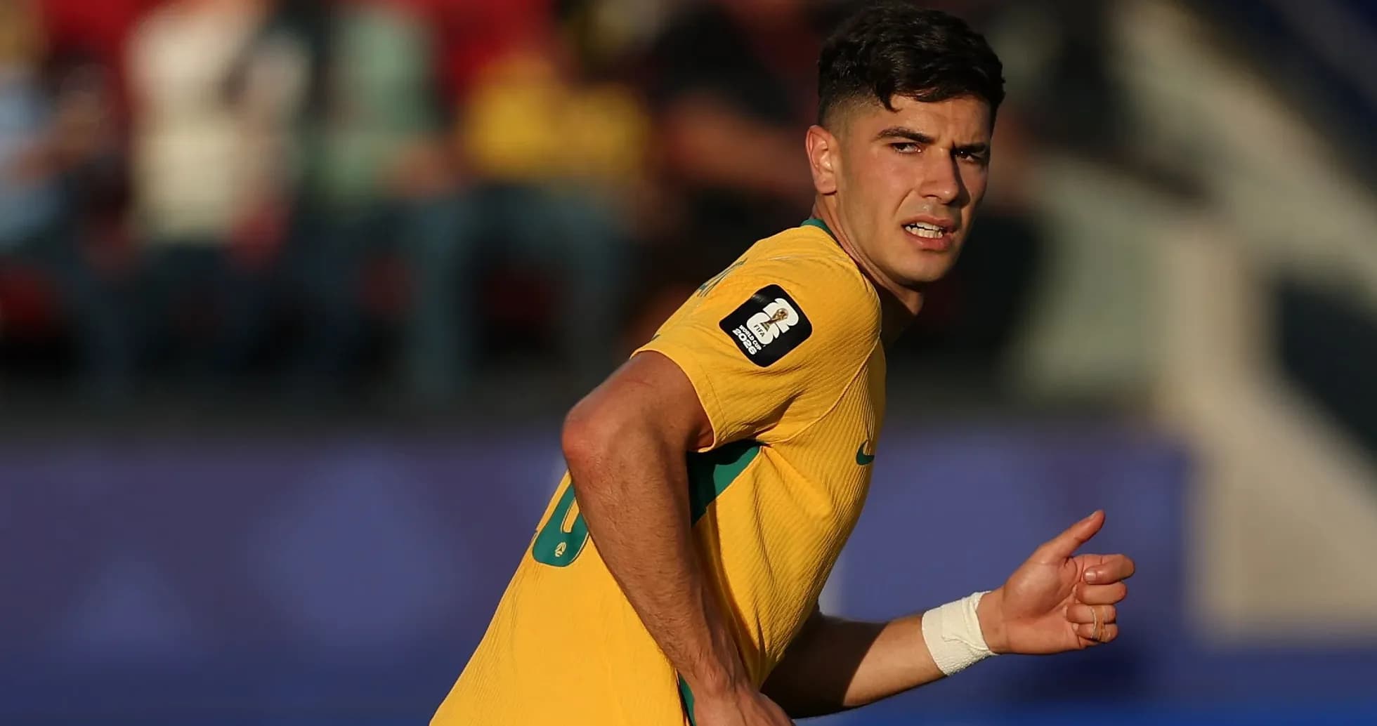 Jugador australiano corriendo durante un partido de fútbol Jugador australiano corriendo durante un partido de fútbol