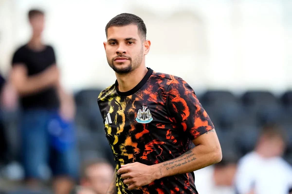Jugador de Newcastle en camiseta de entrenamiento colorida Jugador de Newcastle en camiseta de entrenamiento colorida