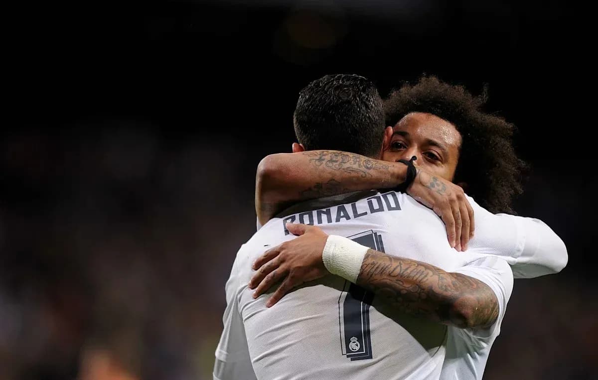 Cristiano Ronaldo y Marcelo abrazándose en el campo Cristiano Ronaldo y Marcelo abrazándose en el campo
