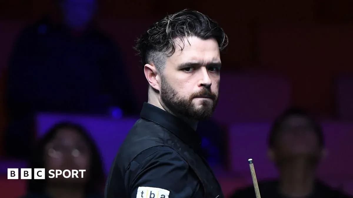 Jugador de snooker sosteniendo un taco en el torneo Jugador de snooker sosteniendo un taco en el torneo