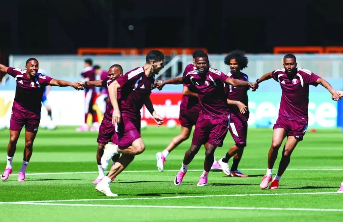 Jugadores de Qatar entrenando en el campo Jugadores de Qatar entrenando en el campo