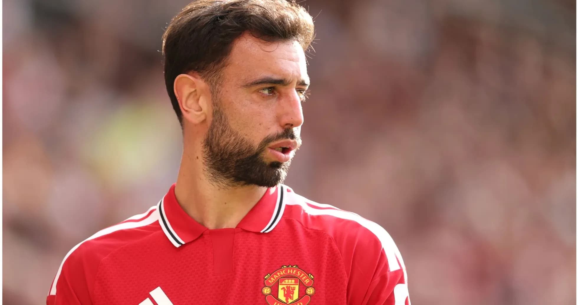 Jugador de Manchester United en uniforme rojo Jugador de Manchester United en uniforme rojo