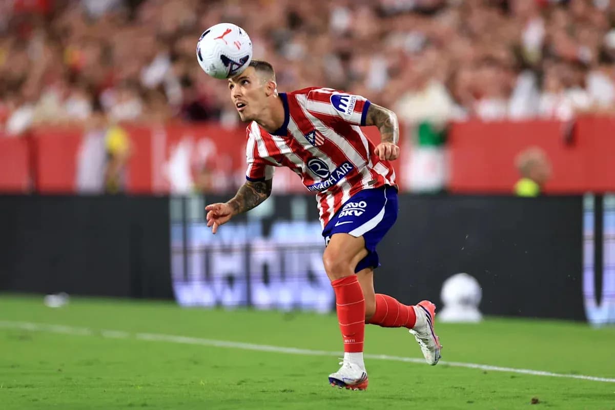 Jugador de Atlético de Madrid cabeceando el balón en partido Jugador de Atlético de Madrid cabeceando el balón en partido