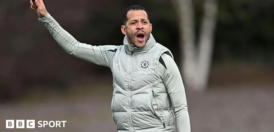Entrenador de Chelsea dirigiendo en sesión de entrenamiento Entrenador de Chelsea dirigiendo en sesión de entrenamiento