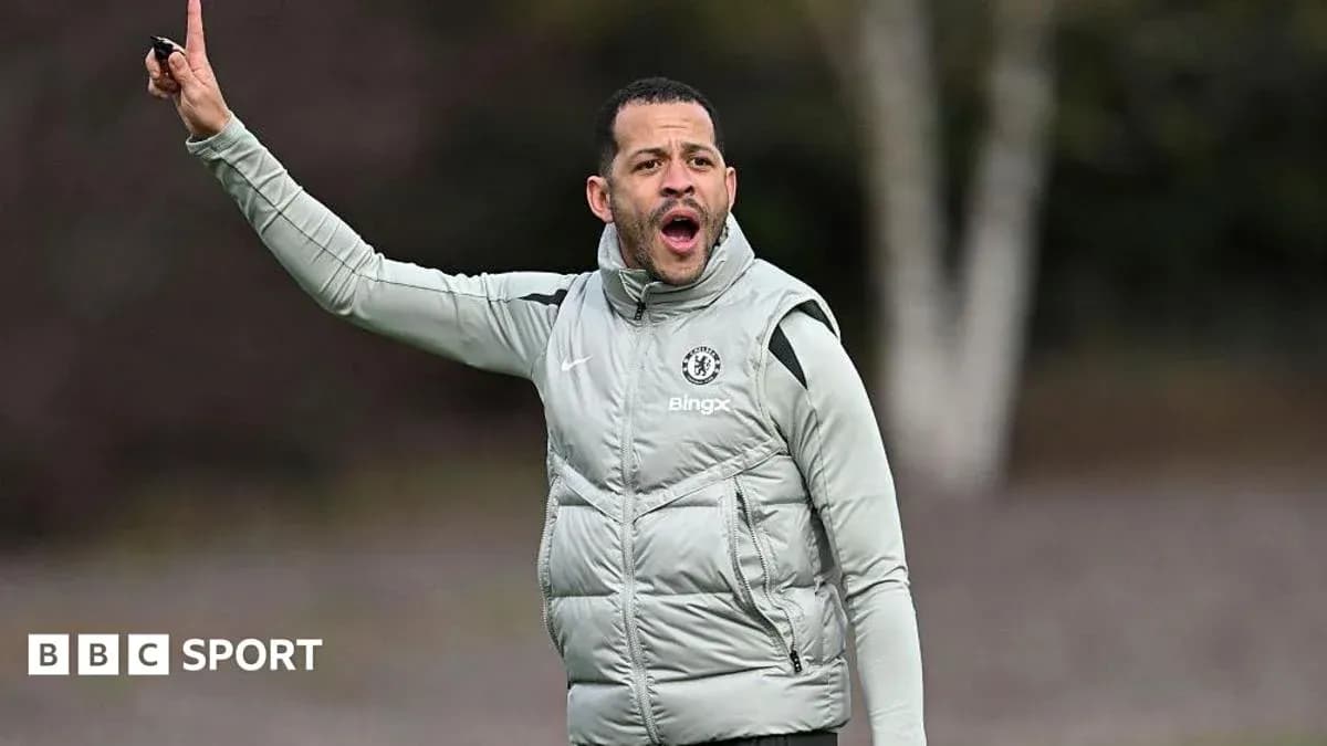 Entrenador de Chelsea dirigiendo en sesión de entrenamiento Entrenador de Chelsea dirigiendo en sesión de entrenamiento