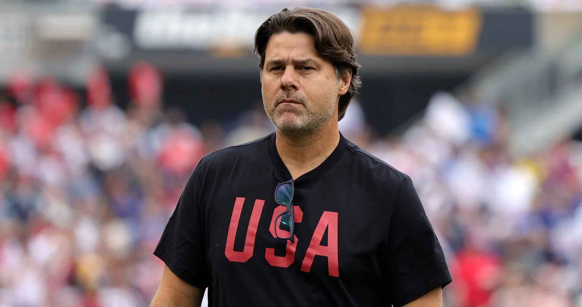 Entrenador caminando en el campo con camiseta USA Entrenador caminando en el campo con camiseta USA