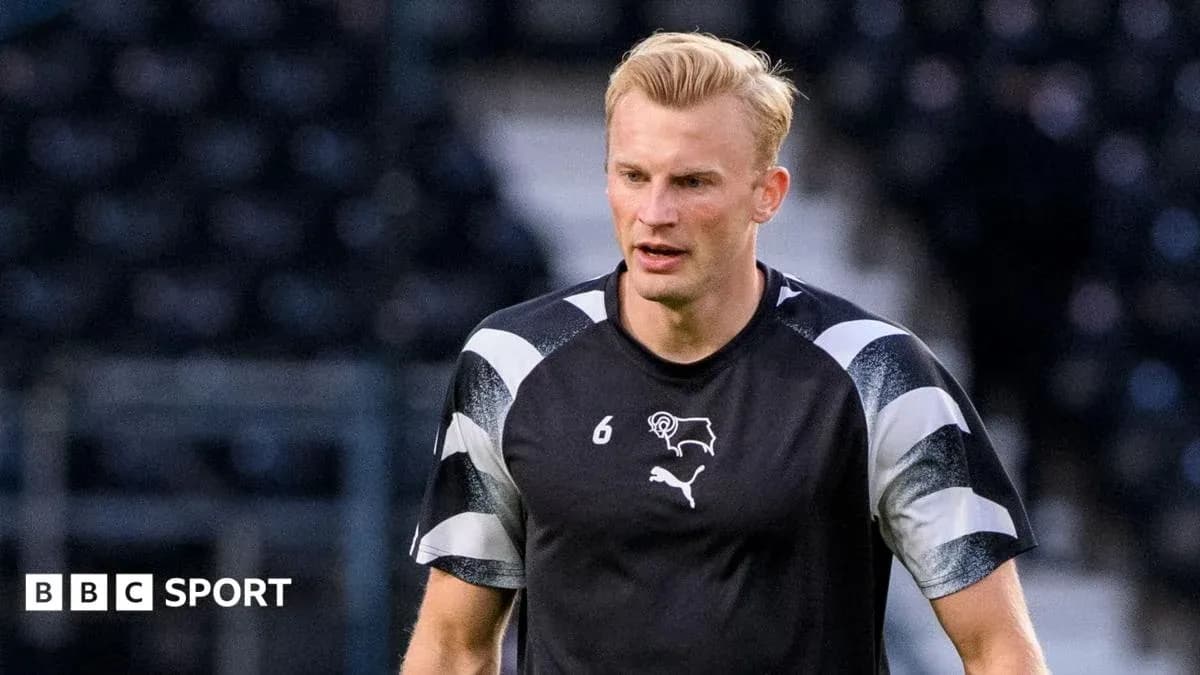 Jugador de Derby County en sesión de calentamiento Jugador de Derby County en sesión de calentamiento