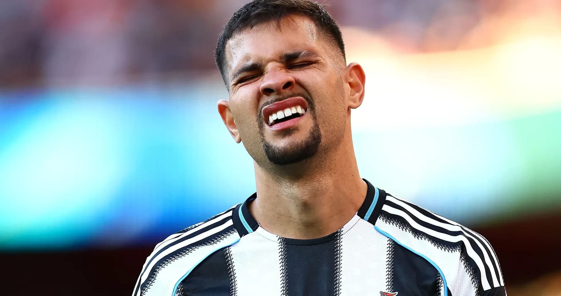 Jugador de Newcastle con expresión de frustración en el campo Jugador de Newcastle con expresión de frustración en el campo