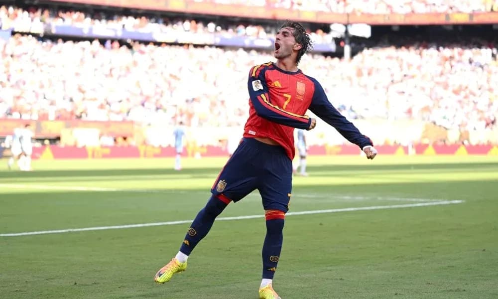 Jugador de España celebrando un gol en el campo Jugador de España celebrando un gol en el campo