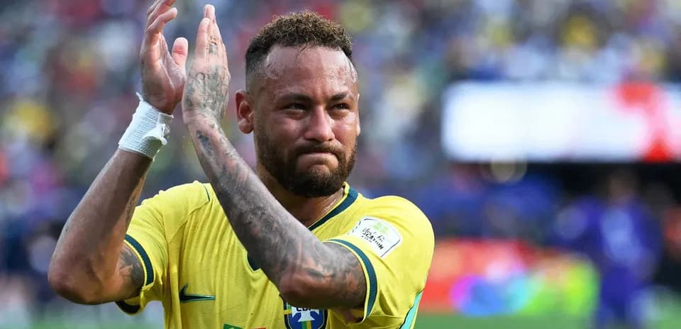 Jugador aplaudiendo en partido con camiseta amarilla Jugador aplaudiendo en partido con camiseta amarilla
