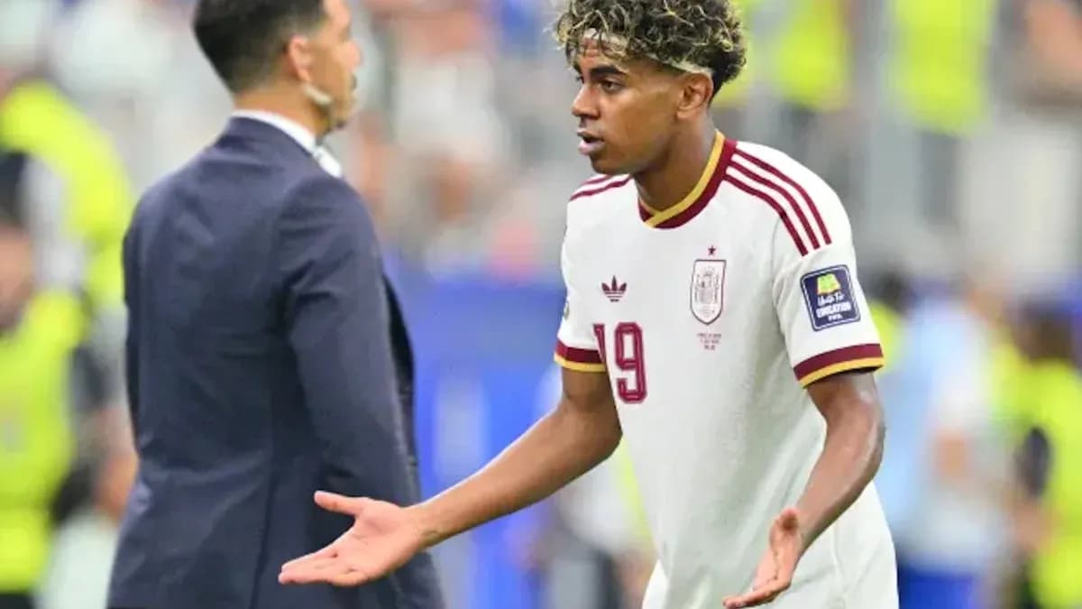 Jugador de España discutiendo con el entrenador en partido Jugador de España discutiendo con el entrenador en partido