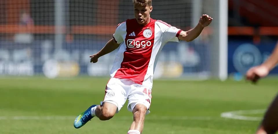 Jugador de Ajax lanzando el balón en el campo Jugador de Ajax lanzando el balón en el campo