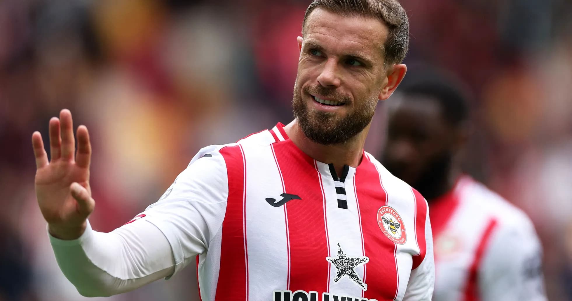 Jugador saludando con camiseta de Brentford Jugador saludando con camiseta de Brentford