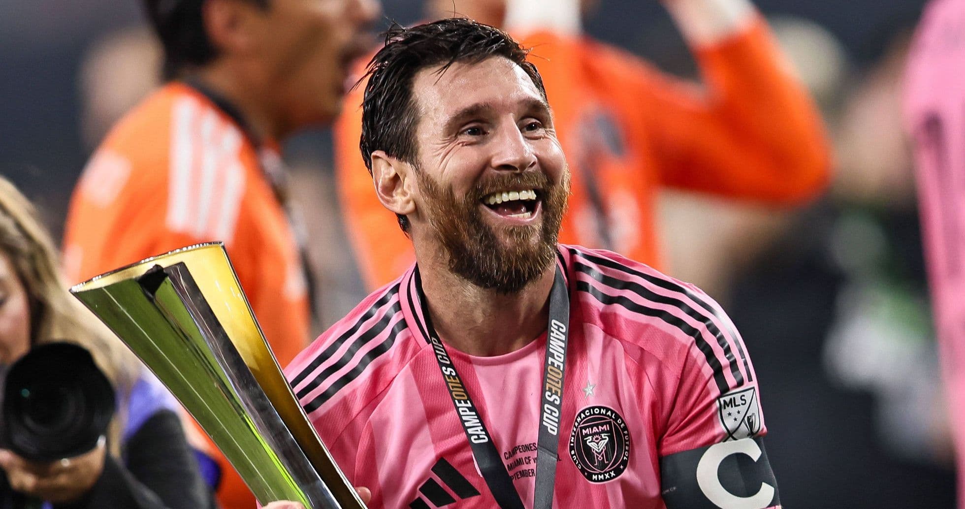 Carolina Holguín pide a Lionel Messi que respete la historia del Eldense tras su compra Carolina Holguín pide a Lionel Messi que respete la historia del Eldense tras su compra