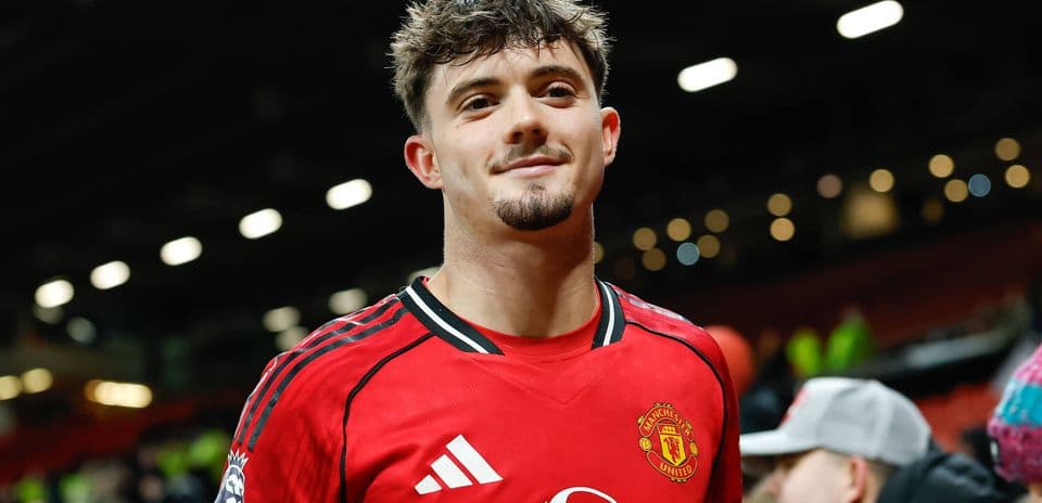 Sydney FC incorpora a James Overy, joven promesa de Manchester United, con la mira en los Socceroos Sydney FC incorpora a James Overy, joven promesa de Manchester United, con la mira en los Socceroos