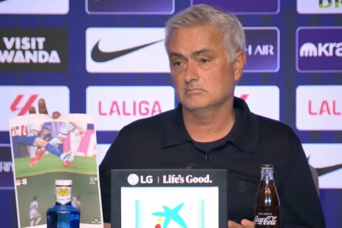 José Mourinho critica duramente a los árbitros tras la derrota del Real Madrid en el derbi José Mourinho critica duramente a los árbitros tras la derrota del Real Madrid en el derbi