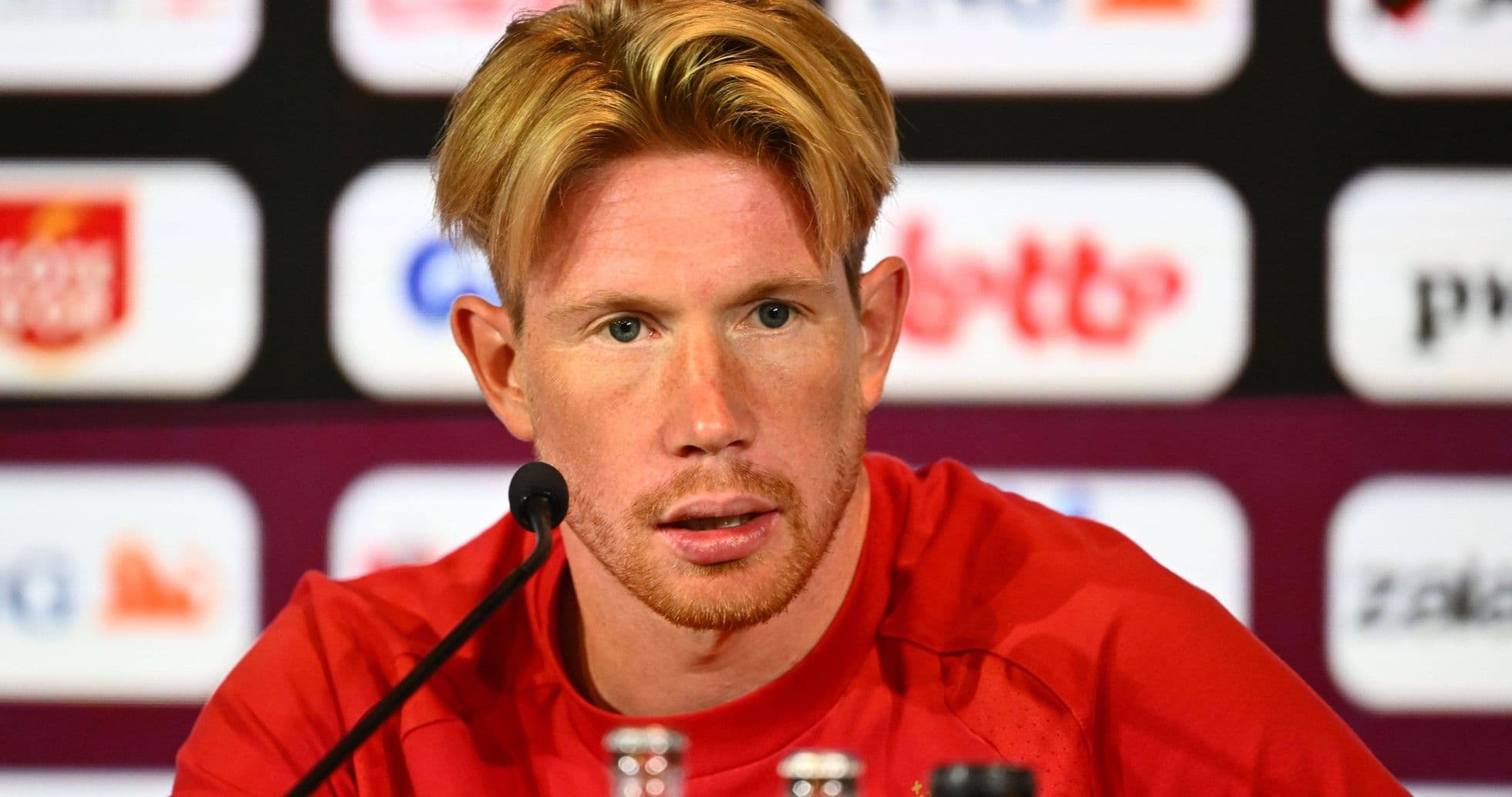 Kevin De Bruyne confirma que seguirá con Bélgica y valora a Mark van Bommel Kevin De Bruyne confirma que seguirá con Bélgica y valora a Mark van Bommel