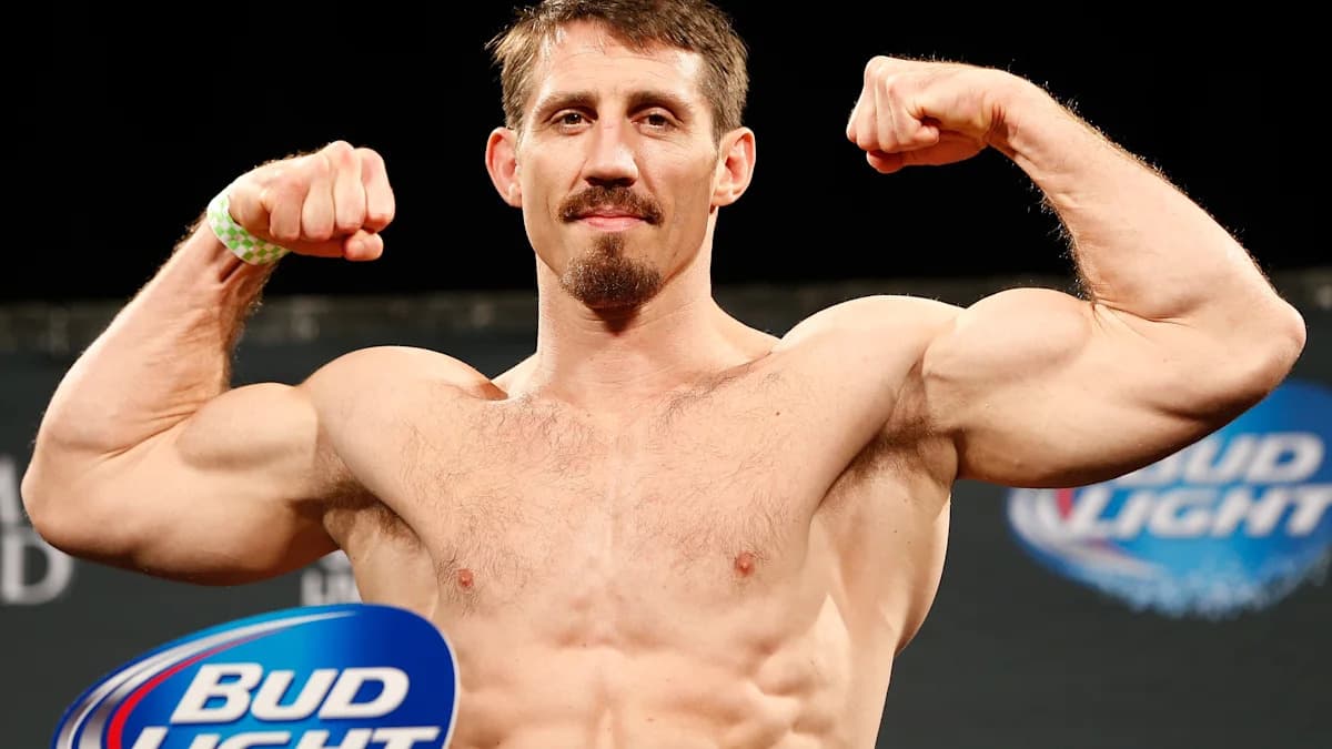 Tim Kennedy, exluchador de UFC, hospitalizado tras recibir tres disparos en una emboscada mortal en Congo Tim Kennedy, exluchador de UFC, hospitalizado tras recibir tres disparos en una emboscada mortal en Congo
